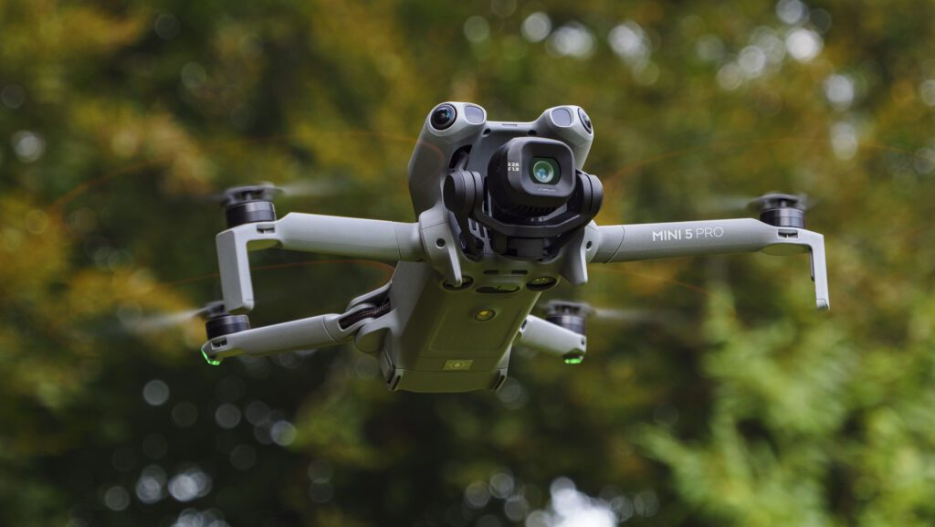 DJI Mini 5 Pro dron compacto con cámara profesional para fotografía y video aéreo en Ecuador